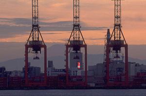 鋼製足場はクランプでしっかりと固定する